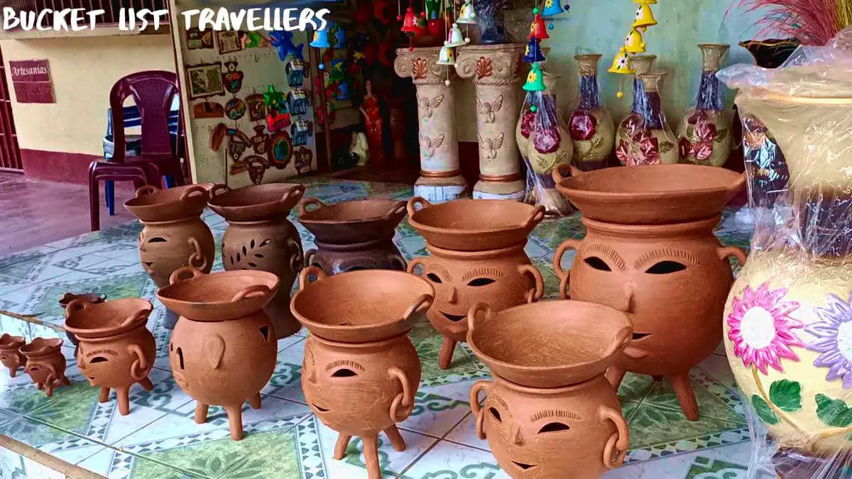 San Juan de Oriente pottery outside pottery shop