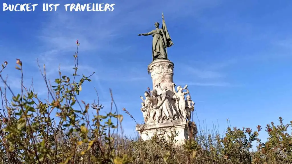 Monument Du Comtat Avignon France, Statue and blue sky