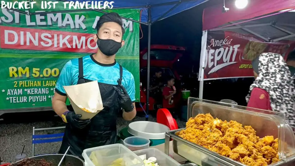 Nasi Lemak Ayam-Night Market Pulau Warisan Kuala Terengganu Malaysia