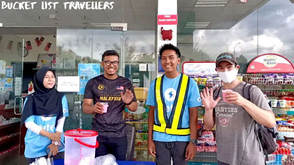 Friendly Locals - Petronas Guchil Kuala Krai Malaysia
